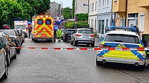 Polizei und Rettungskräfte sind im Einsatz. In Passau ist ein Mann mit einem Wagen in eine Menschengruppe gefahren. Die Polizei schloss ...