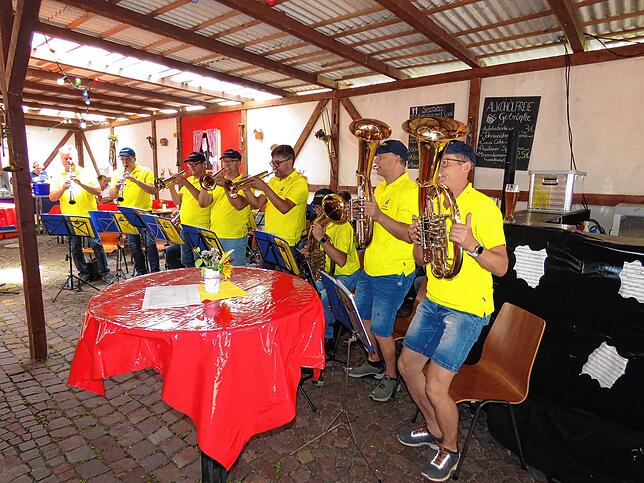Bild 5: Geisinger in Partylaune: Straßenfest lockt tausende Besucher an