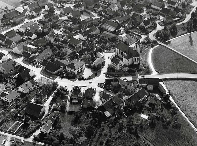 Mai 1978: So sah es damals in Orsingen rund um Schule und Kirche aus.