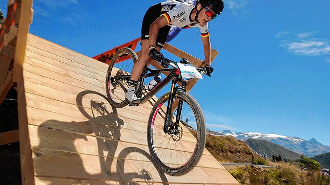Härtetest: Finja Lipp vom Team Orbea Serpentine Velosport fuhr in Alpe d&lsquo;Huez erstmals im Nationaltrikot und wurde Dritte in der ...