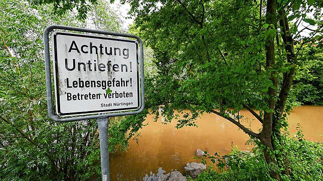 Am Neckarufer bei Nürtingen steht ein Warnschild mit der Aufschrift: &bdquo;Achtung Untiefen! Lebensgefahr! Betreten verboten.&ldquo;
