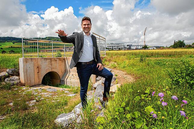 Unterhalb des Wohngebiets Steppachwiesle fließt das Regenwasser in einen Kanal und von dort aus in ein Regen-Rückhaltebecken.