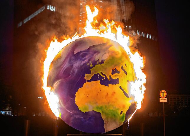 Der Erdball in Flammen: Wer sie löschen will, muss sowohl national als auch international handeln, sagt der Philosoph Bernward Gesang.