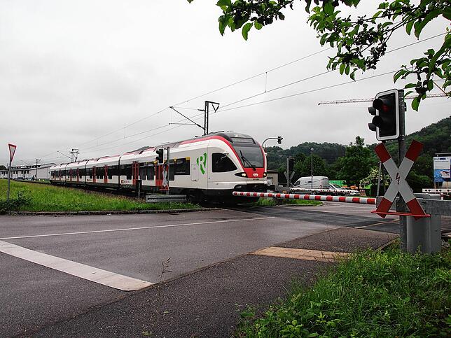 Ein Zug der Wiesentalbahn am beschrankten Bahnübergang Daimlerstraße/Bahnhofstraße in Steinen (Archivbild 2018).