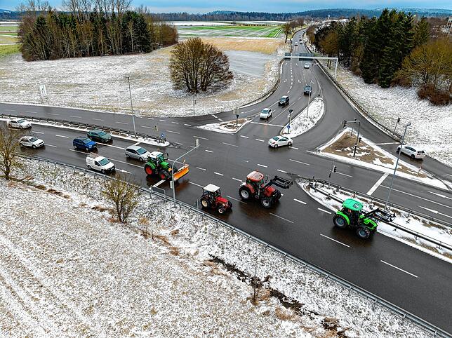 Gleich mehrere Traktoren bremsen an der Kreuzung B 27/B 33 in Bad Dürrheim den Verkehr in Fahrtrichtung Donaueschingen aus.