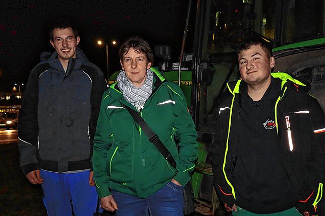 Lars Hildenbrand mit seiner Mutter Andrea Hildenbrand und Julian Zepf (von links). Sie alle arbeiten in landwirtschaftlichen Betrieben.