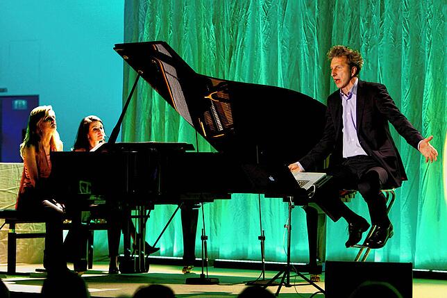 Gemeinsam mit Anna und Ines Walachowski inszeniert Schauspieler Rufus Beck einen musikalisch-literarischen Abend in der Singener Stadthalle.