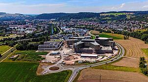 Der Neubau des Zentralklinikums und des Zentrums für seelische Gesundheit wächst. Nun wird das nächste Projekt in Angriff genommen.