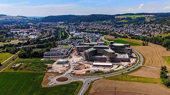 Der Neubau des Zentralklinikums und des Zentrums für seelische Gesundheit wächst. Nun wird das nächste Projekt in Angriff genommen.