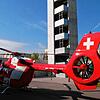 Ein Rega-Rettungshelikopter steht auf dem Areal des neuen Feuerwehrgerätehauses an der Römerstraße im deutschen Rheinfelden. Foto: Heinz ...