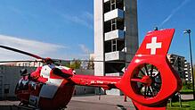 Ein Rega-Rettungshelikopter steht auf dem Areal des neuen Feuerwehrgerätehauses an der Römerstraße im deutschen Rheinfelden. Foto: Heinz ...