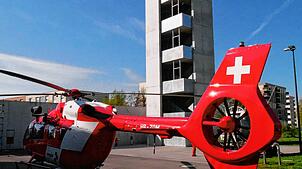 Ein Rega-Rettungshelikopter steht auf dem Areal des neuen Feuerwehrgerätehauses an der Römerstraße im deutschen Rheinfelden. Foto: Heinz ...