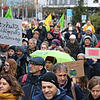 Rund 200 Teilnehmer, darunter auch zahlreiche Eltern und Senioren, gehen am Freitag in Radolfzell für mehr Klimaschutz auf die Straße. ...