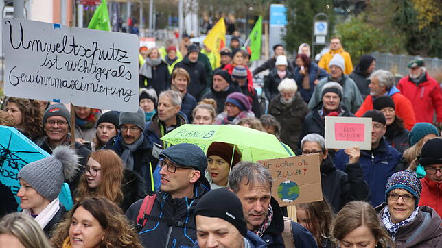 Rund 200 Teilnehmer, darunter auch zahlreiche Eltern und Senioren, gehen am Freitag in Radolfzell für mehr Klimaschutz auf die Straße. ...
