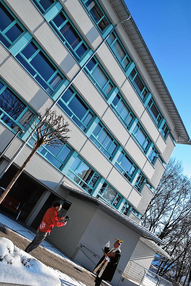 Bild 4: Bilder von der Machtübernahme in Stockach: Bürgermeister seilt den Rathausschlüssel ab