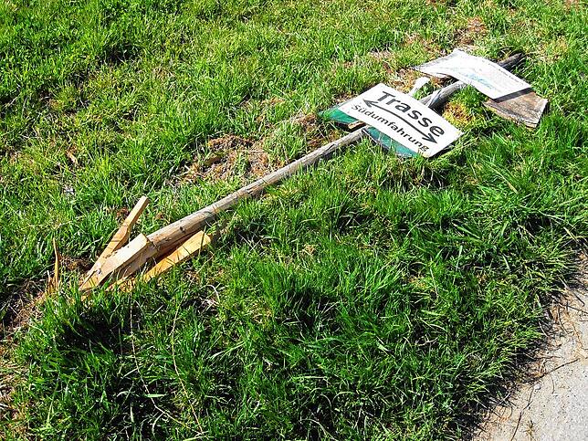 Auch dieses Bild gehört zum Streit um die Südumfahrung dazu: Immer wieder zerstörten Unbekannte in den vergangenen Monaten die ...