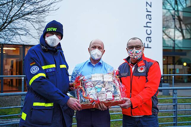 Als Dank für die Unterstützung gab es für die Helfer des Deutschen Roten Kreuz und des Technischen Hilfswerks einen Präsentkorb. Auf dem ...
