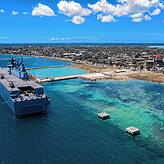 Die HMAS Adelaide läuft mit Katastrophenhilfe und humanitäre Hilfsgüter an Board in Nuku‘alofa ein. Die Gefahr der Verbreitung des ...