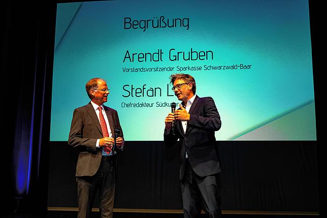 Sparkassenchef Arendt Gruben (links) und SÜDKURIER Chefredakteur Stefan Lutz ist die Freude bei der Anmoderation der Siegerehrung anzusehen.