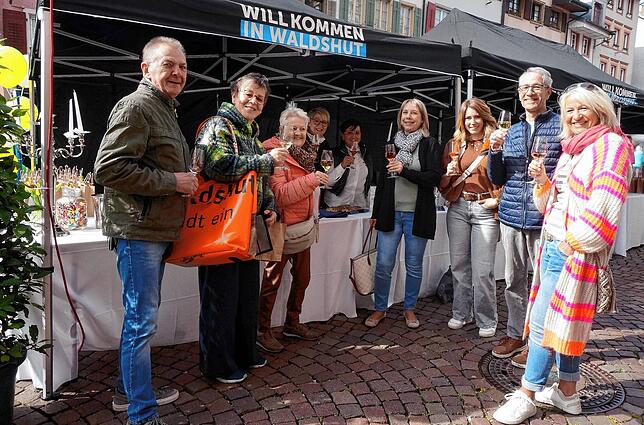 Anstoßen auf den „Waldshuter Frühling“: Diese Waldshuter genießen beim Bummeln durch die Kaiserstraße eine kleine gesellige Pause bei ...