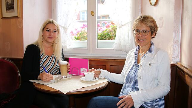 Beate Harmel (rechts) spricht mit Redakteurin Susann Duygu-D&lsquo;Souza über die Initiative Wohnwerkstatt. In mehreren Workshops sollen ...