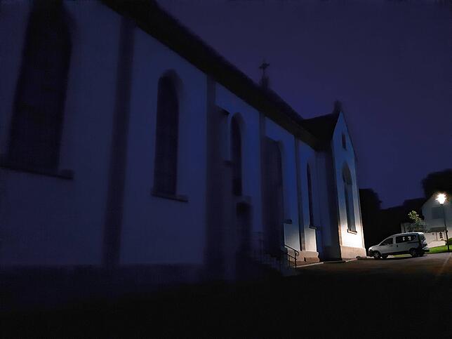 Die Herz-Jesu-Kirche in Zizenhausen bei Nacht.