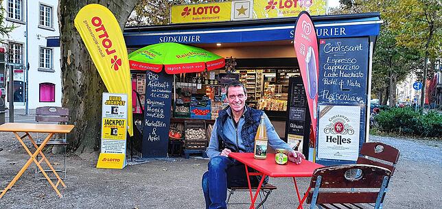 Christian Sandmann vor seinem Kiosk auf der Laube.