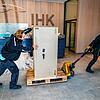 Es geht voran beim Einzug ins neue IHK-Domizil: Mit 800 Kilogramm ist der Safe das schwerste Möbelstück, das Klaus Aberle (rechts) und ...