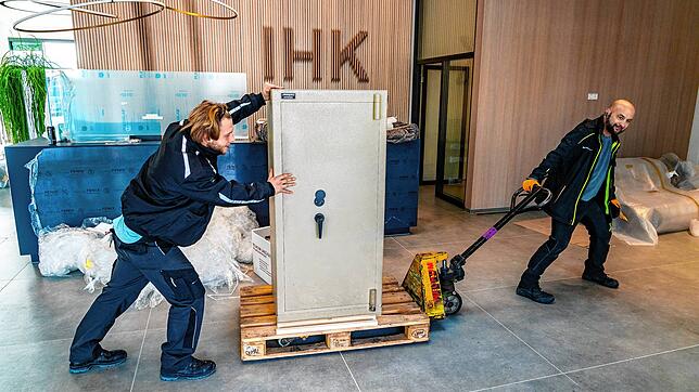 Es geht voran beim Einzug ins neue IHK-Domizil: Mit 800 Kilogramm ist der Safe das schwerste Möbelstück, das Klaus Aberle (rechts) und ...