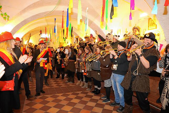 Die „Hedos“ vom Musikverein Herdwangen sorgen im Narrenkeller für die musikalischen Genüsse.