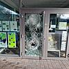 Die völlig demolierte Eingangstür am Touristikzentrum.