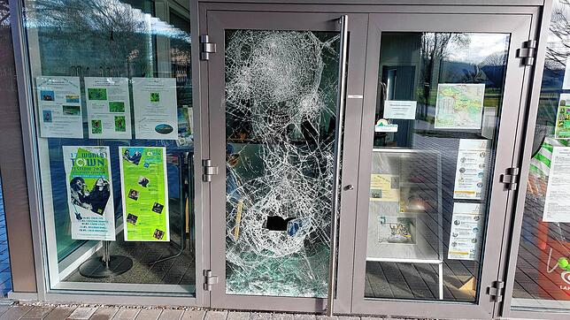 Die völlig demolierte Eingangstür am Touristikzentrum.