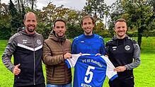 Tobias Bertsch (Zweiter von rechts) mit den beiden Trainern Philip Weidmann (links) und Steffen Kautzmann (rechts) sowie dem ...