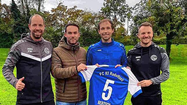 Tobias Bertsch (Zweiter von rechts) mit den beiden Trainern Philip Weidmann (links) und Steffen Kautzmann (rechts) sowie dem ...