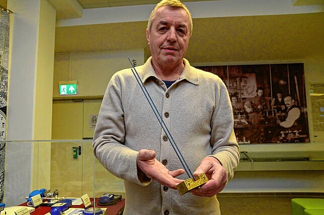 Klaus Kaiser mit einem Stabgong, mit dem eine größere Tonvielfalt ermöglicht ist.
