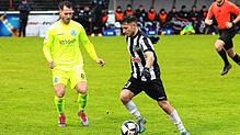 Ergi Alihoxha (rechts, hier im Duell mit David Tomec von den Stuttgarter Kickers) ist gegen Astoria Walldorf wieder spielberechtigt.