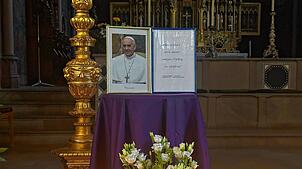Im Villinger Münster erinnert ein Foto von Papst Franziskus an ihn.