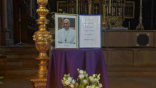 Im Villinger Münster erinnert ein Foto von Papst Franziskus an ihn.