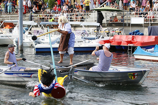 Platsch – beim Fischerstechen wird es nass.