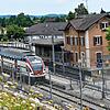 Archivbild aus den Zeiten vor Corona: Eine Schweizer S-Bahn halt am Bahnhof in Jestetten. Seit der Schließung der Grenzen fahren die ...