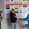 Tamara Kähny übergibt Dauerkarten an Werner Kuder.