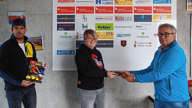 Tamara Kähny übergibt Dauerkarten an Werner Kuder.