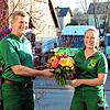 Firmenchef Erwin Halter freut sich für seine Mitarbeiterin Annika Hertz-Eichenrode, die zur Eröffnung der Bundesgartenschau in Erfurt ...