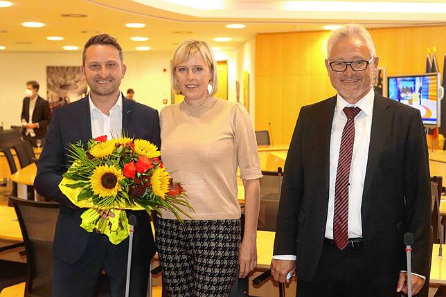 Volker Mayer-Lay (links), seine Lebensgefährtin Sabine Welte und der bisherige CDU-Bundestagsabgeordnete Lothar Riebsamen am Wahlabend ...