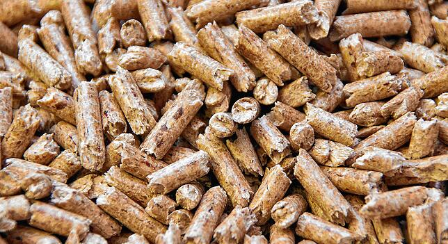 Unser Bild zeigt Holz-Pellets in Nahaufnahme. Hergestellt werden sie meist nahe von Rohstoffquellen, also in der Nähe von Säge- und ...