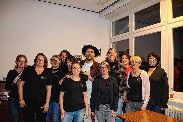 Die Akteure des Abends: Die musikalische Lesung mit Max Mutzke (Mitte) wurde von Buchhändlerin Nikola Kögel (rechts) organisiert. Die ...