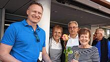 Jeden Samstag wechseln die Gastgeber beim Städtle-Apéro. Am 10. Mai bewirteten Hannelore und Walter Tomasi (Mitte) die Gäste Stefan Aust ...