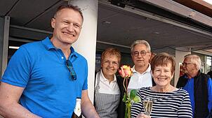 Jeden Samstag wechseln die Gastgeber beim Städtle-Apéro. Am 10. Mai bewirteten Hannelore und Walter Tomasi (Mitte) die Gäste Stefan Aust ...