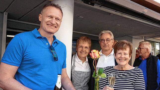 Jeden Samstag wechseln die Gastgeber beim Städtle-Apéro. Am 10. Mai bewirteten Hannelore und Walter Tomasi (Mitte) die Gäste Stefan Aust ...