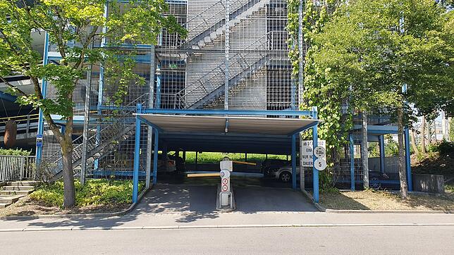 Das bestehende Parkhaus an der Julius-Bührer-Straße in Singen soll abgerissen und beim Neubau aufgestockt werden.